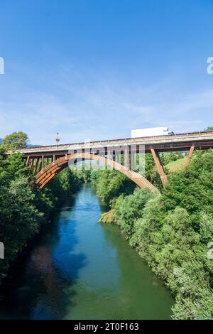 Sankt Georgen am Kreischberg, Holzbrücke Europa St. Georgen. Die derzeit größte selbsttragende Holzbrücke Europas, die für den Schwerlastverkehr zugelassen ist, verbindet St. Georgen mit St. Lorenzen. Fluss Mur. In Murtal, Steiermark, Österreich Stockfoto