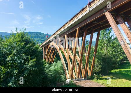 Sankt Georgen am Kreischberg, Holzbrücke Europa St. Georgen. Die derzeit größte selbsttragende Holzbrücke Europas, die für den Schwerlastverkehr zugelassen ist, verbindet St. Georgen mit St. Lorenzen. Fluss Mur. In Murtal, Steiermark, Österreich Stockfoto