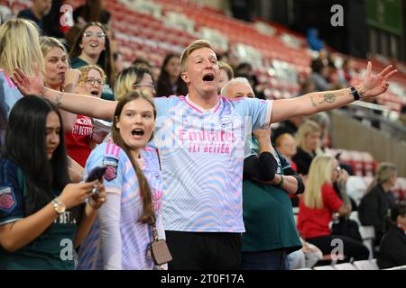 Leigh, Großbritannien. Oktober 2023. Arsenal Fan vor dem Spiel der Barclays FA Women's Super League in Leigh Sports Village, Leigh. Der Bildnachweis sollte lauten: Ben Roberts/Sportimage Credit: Sportimage Ltd/Alamy Live News Stockfoto