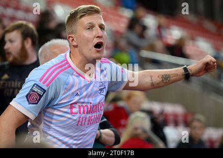 Leigh, Großbritannien. Oktober 2023. Arsenal Fan vor dem Spiel der Barclays FA Women's Super League in Leigh Sports Village, Leigh. Der Bildnachweis sollte lauten: Ben Roberts/Sportimage Credit: Sportimage Ltd/Alamy Live News Stockfoto