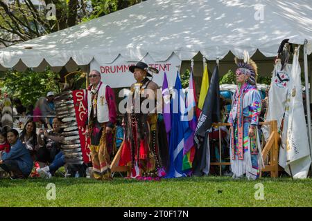 Traditioneller Pow Wow in Anerkennung des kanadischen Nationaltags der Indigenen. Tag mit Tanz, Trommeln und Aufführungen. Frau, die tanzt Stockfoto