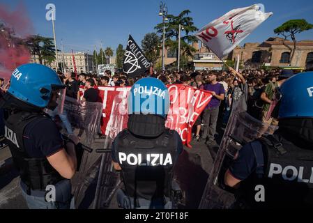 Rom, Italien. Oktober 2023. Die Schüler halten ein Banner, während sie Slogans schreien, während sie während der Demonstration von der Polizei kontrolliert werden. Klimaaktivisten und Schüler hielten eine Demonstration von Fridays for Future in Rom, Italien, ab. Quelle: SOPA Images Limited/Alamy Live News Stockfoto