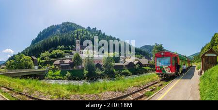 Ramingstein, Kirche und Bahnhof Ramingstein, Murtalbahn der Steiermärkischen Landesbahnen, Mur, Schloss Finstergrün im Lungau, Salzburg, Österreich Stockfoto