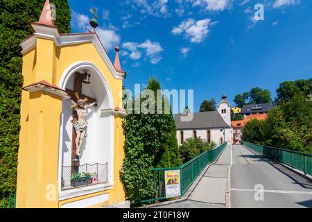 Murau, Wegkreuz, Kirche Elisabethkirche in Murtal, Steiermark, Österreich Stockfoto