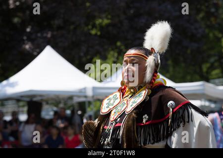 Traditioneller Pow Wow in Anerkennung des kanadischen Nationaltags der Indigenen. Tag mit Tanz, Trommeln und Aufführungen. Frau, die tanzt Stockfoto