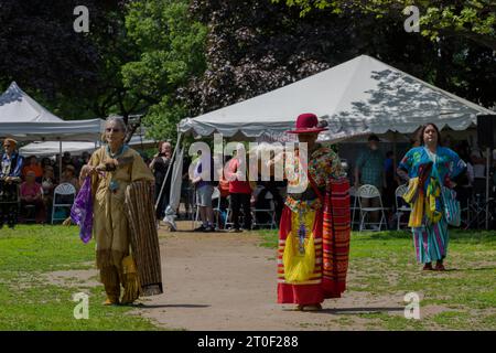 Traditioneller Pow Wow in Anerkennung des kanadischen Nationaltags der Indigenen. Tag mit Tanz, Trommeln und Aufführungen. Frau, die tanzt Stockfoto