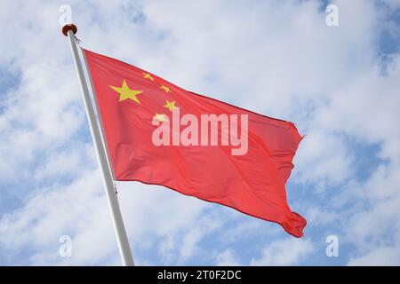 Die Flagge Chinas winkt im Wind Stockfoto