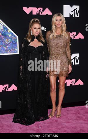 Kathy Hilton und Nicky Hilton nehmen an den Video Music Awards 2023 im Prudential Center in Newark, NJ, Teil Foto: Jeremy Smith/imageSPACE Stockfoto