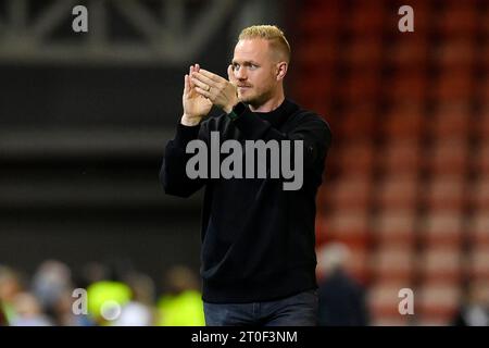 Leigh, Großbritannien. Oktober 2023. Arsenal Women Manager Jonas Eidevall lobt die Reisenden Fans vor dem Spiel der Barclays FA Women's Super League im Leigh Sports Village in Leigh. Der Bildnachweis sollte lauten: Ben Roberts/Sportimage Credit: Sportimage Ltd/Alamy Live News Stockfoto