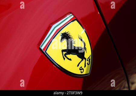 MODENA, ITALIEN, Oktober 2023 - Ferrari Modern Sportwagen aerodynamische Details der Karosserie, öffentliche Ausstellung in der Stadt Stockfoto