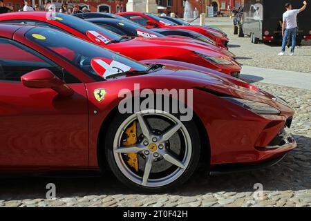 MODENA, ITALIEN, Oktober 2023 - Ferrari Modern Sportwagen aerodynamische Details der Karosserie, öffentliche Ausstellung in der Stadt Stockfoto