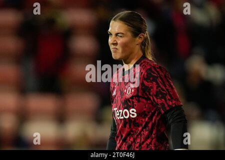 Leigh, Großbritannien. Oktober 2023. Mary Earps #27 von Manchester United wärmt sich vor dem FA Women's Super League Match Manchester United Women vs Arsenal Women im Leigh Sports Village, Leigh, Großbritannien, 6. Oktober 2023 (Foto: Steve Flynn/News Images) in Leigh, Großbritannien, am 6. Oktober 2023 auf. (Foto: Steve Flynn/News Images/SIPA USA) Credit: SIPA USA/Alamy Live News Stockfoto