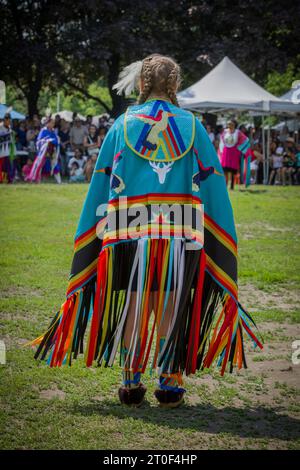 Traditioneller Pow Wow in Anerkennung des kanadischen Nationaltags der Indigenen. Tag mit Tanz, Trommeln und Aufführungen. Kinder tanzen Stockfoto