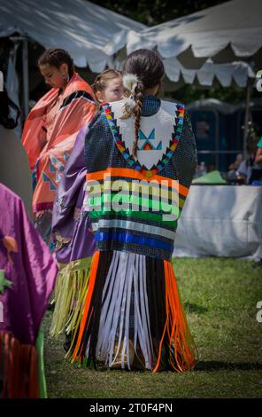 Traditioneller Pow Wow in Anerkennung des kanadischen Nationaltags der Indigenen. Tag mit Tanz, Trommeln und Aufführungen. Kinder tanzen Stockfoto