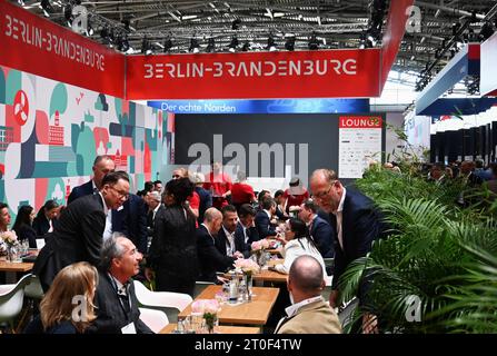 Die EXPO REAL ist die grösste internationale Fachmesse für Immobilien und Investitionen in Europa. Sie werden seit 1998 jährlich Anfang Oktober auf dem Gelände der Münchner Messe von der Messe München GmbH veranstaltet. Foto: Messestand Berlin-Brandenburg *** die EXPO REAL ist die größte internationale Fachmesse für Immobilien und Investitionen in Europa Sie findet seit 1998 jährlich Anfang Oktober im Messegelände München der Messe München statt Stockfoto