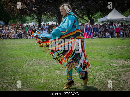 Traditioneller Pow Wow in Anerkennung des kanadischen Nationaltags der Indigenen. Tag mit Tanz, Trommeln und Aufführungen. Frau, die tanzt Stockfoto