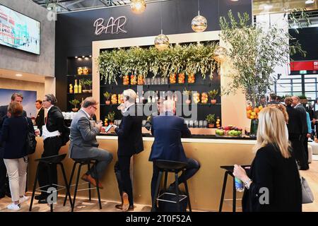 Die EXPO REAL ist die grösste internationale Fachmesse für Immobilien und Investitionen in Europa. Sie werden seit 1998 jährlich Anfang Oktober auf dem Gelände der Münchner Messe von der Messe München GmbH veranstaltet. Foto: Cocktail-Bar *** die EXPO REAL ist die größte internationale Messe für Immobilien und Investitionen in Europa. Sie findet seit 1998 jährlich Anfang Oktober im Münchner Messezentrum statt Stockfoto