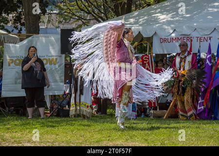 Traditioneller Pow Wow in Anerkennung des kanadischen Nationaltags der Indigenen. Tag mit Tanz, Trommeln und Aufführungen. Frau, die tanzt Stockfoto