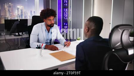 Lächelnde junge Unternehmer die Hände schütteln mit seinem Partner Stockfoto