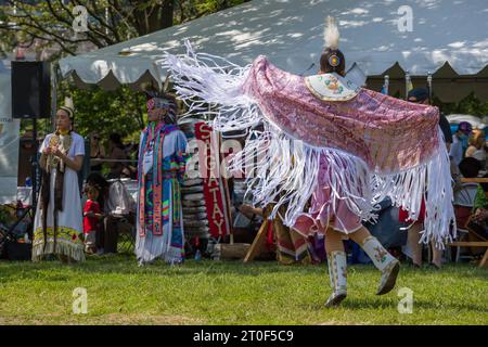 Traditioneller Pow Wow in Anerkennung des kanadischen Nationaltags der Indigenen. Tag mit Tanz, Trommeln und Aufführungen. Frau, die tanzt Stockfoto