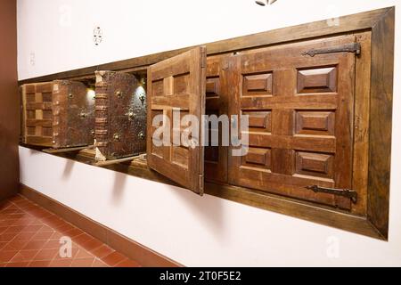 Sammlung von Cantorales, gigantische Bücher mit Lederseiten, die zwischen 20 und 60 kg wiegen könnten. San Millan de la Cogolla, La Rioja, Spanien Stockfoto