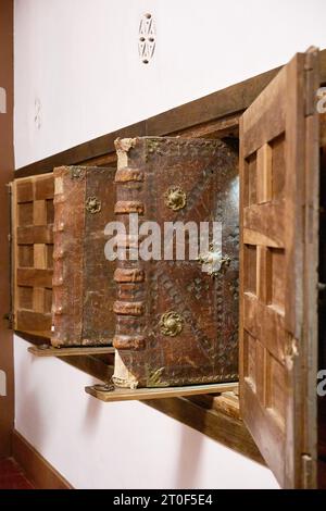 Sammlung von Cantorales, gigantische Bücher mit Lederseiten, die zwischen 20 und 60 kg wiegen könnten. San Millan de la Cogolla, La Rioja, Spanien Stockfoto