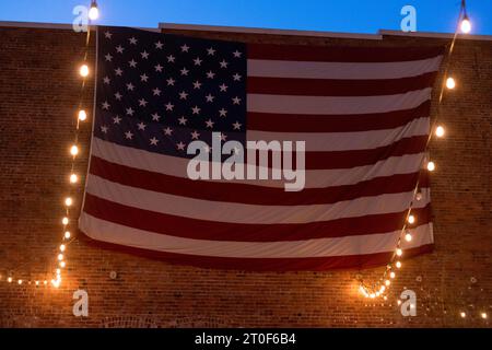 Seattle, USA. Juli 2023. Eine große amerikanische Flagge in SLU. Stockfoto