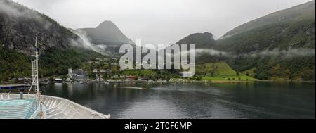 Panorámica del Pueblo de Geiranger llegando en crucero, uno de los lugares más concurridos del País con un entorno espectacular, Noruega Stockfoto