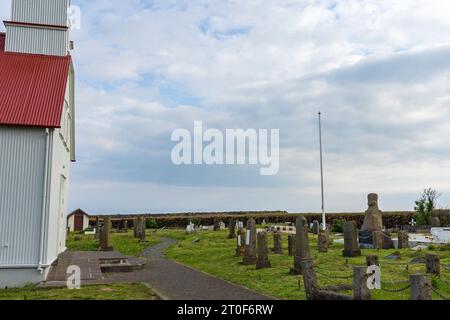 Die Dorfkirche in der Stadt Eyrarbakkakirkja (1890), Island mit Friedhof. Stockfoto