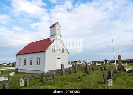 Die Dorfkirche in der Stadt Eyrarbakkakirkja (1890), Island mit Friedhof. Stockfoto