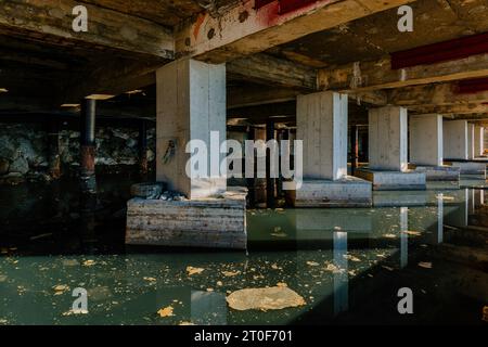 Überflutetes unterirdisches Untergeschoss oder Parkplatz. Stockfoto