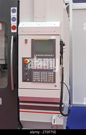 Computertastatur-Bedienfeld im CNC-Fräs- und Bearbeitungszentrum Stockfoto