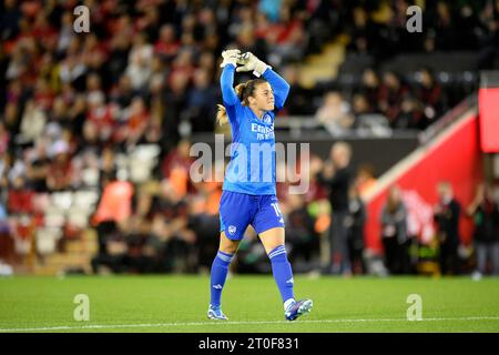 Leigh, Großbritannien. Oktober 2023. Manuela Zinsberger von Arsenal Women feiert Stina Blackstenius von Arsenal Women's Goal, 0-1 beim Barclays FA Women's Super League-Spiel im Leigh Sports Village, Leigh. Der Bildnachweis sollte lauten: Ben Roberts/Sportimage Credit: Sportimage Ltd/Alamy Live News Stockfoto