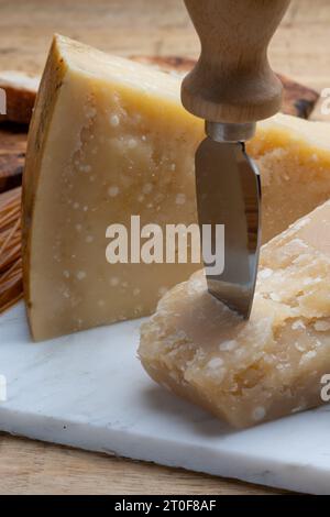 Käsesammlung, hartgereifter gelber italienischer Käseparmesan oder parmigiano reggiano aus nächster Nähe Stockfoto