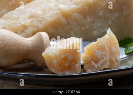 Käsesammlung, hartgereifter gelber italienischer Käseparmesan oder parmigiano reggiano aus nächster Nähe Stockfoto