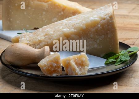 Käsesammlung, hartgereifter gelber italienischer Käseparmesan oder parmigiano reggiano aus nächster Nähe Stockfoto