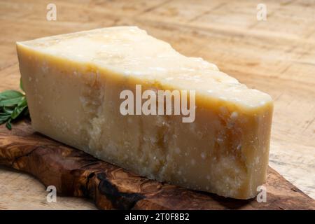 Käsesammlung, hartgereifter gelber italienischer Käseparmesan oder parmigiano reggiano aus nächster Nähe Stockfoto