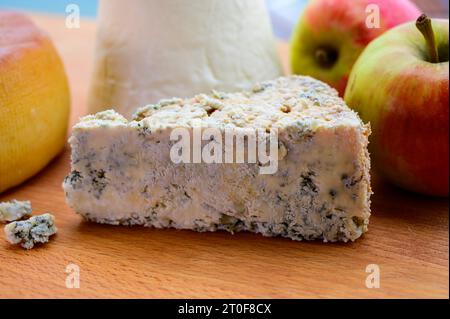 Asturische Käsesorten, hart geräucherter Kuhkäse von Pria, Blaukäse-Cabralis von Arenas und weißer Rebollin aus Pitu, Asturien, serviert im Freien mit Aussicht Stockfoto