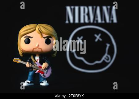 Funko POP Vinyl Figur von Kurt Cobain von der amerikanischen Alternative Rock Gruppe Nirvana auf schwarzem Hintergrund. Illustrativer Editorial der Funko Pop Action Stockfoto