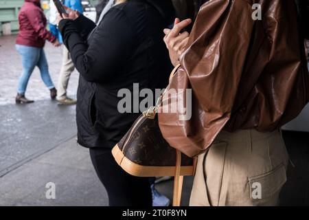 Seattle, USA. September 2023. Eine Frau, die eine Louis Vuitton Tasche in der Pike Place Market hält. Stockfoto