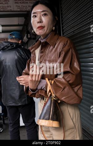 Seattle, USA. September 2023. Eine Frau, die eine Louis Vuitton Tasche in der Pike Place Market hält. Stockfoto