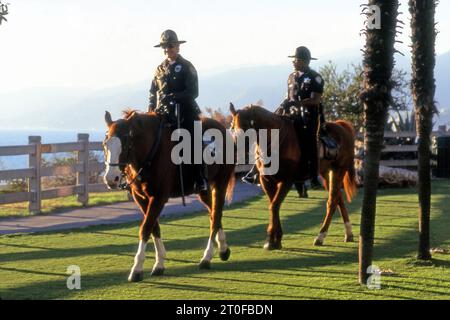 Polizei auf Pferdepatrouille Palisades Park in den Klippen über dem Pazifik in Santa Monica, Kalifornien, USA Stockfoto