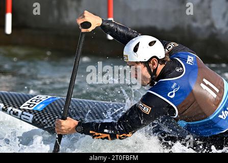 Vaires-sur-Marne, d'Île-de-France, Frankreich. Oktober 2023. 2023 Kanufahren-WM-Finale. Stade Nautique Olympique. Vaires-sur-Marne, d'Île-de-France. Adam Burgess (GBR) im Kanu der Herren während des Finals der Kanu-Weltmeisterschaft 2023 in Stade Nautique Olympique, Frankreich. Quelle: Sport In Pictures/Alamy Live News Stockfoto