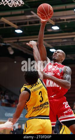 Würzburg, Deutschland. Oktober 2023. 06.10.2023, Basketball, BBL, Würzburg Baskets - MHP Riesen Ludwigsburg, Würzburg, Tectake Arena. Bild: v. li. Jayvon Graves (MHP RIESEN, 3) und Javon Bess (Würzburg Baskets, 20) Credit: dpa/Alamy Live News Stockfoto