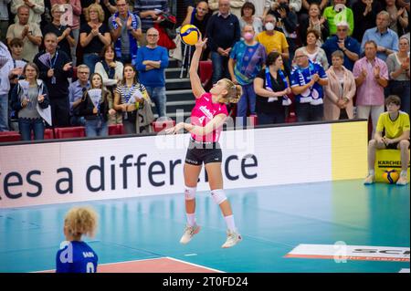 Stuttgart, Deutschland. Oktober 2023. Tanja Grosser (VC Wiesbaden, #04) Allianz MTV Stuttgart - VC Wiesbaden, Sport, Volleyball, Bundesliga, Frauen, VBL, Saison 2023/24, Spiel 1, 06.10.2023, Stuttgart (SCHARRena), DEU Foto: Eibner/Sandy Dinkelacker Credit: dpa/Alamy Live News Stockfoto