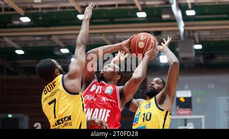 Würzburg, Deutschland. Oktober 2023. 06.10.2023, Basketball, BBL, Würzburg Baskets - MHP Riesen Ludwigsburg, Würzburg, Tectake Arena. Bild: v. li. Desure Buie (MHP RIESEN, 7), Isaiah Washington (Würzburg Baskets, 11) und Elijah Childs (MHP RIESEN, 10) Credit: dpa/Alamy Live News Stockfoto