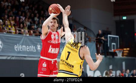 Würzburg, Deutschland. Oktober 2023. 06.10.2023, Basketball, BBL, Würzburg Baskets - MHP Riesen Ludwigsburg, Würzburg, Tectake Arena. Bild: v. li. Zachary Seljaas (Würzburg Baskets, 1) und Jonathan Baehre (MHP RIESEN, 1) Credit: dpa/Alamy Live News Stockfoto