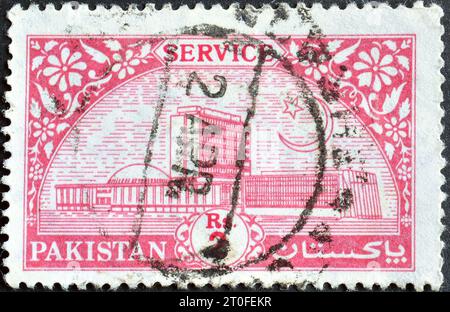 Stempelmarke, gedruckt von Pakistan, die die State Bank of Pakistan zeigt, um 1990. Stockfoto