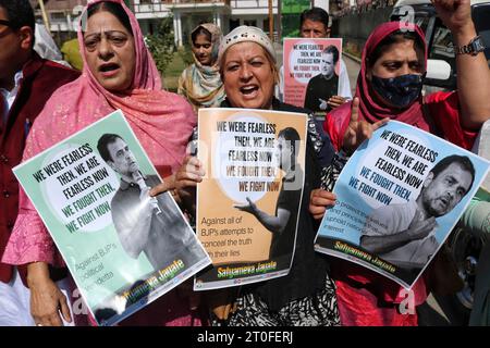 Srinagar, Indien. Oktober 2023. 6. Oktober 2023, Srinagar Kashmir, Indien: Mitglieder des Jammu und des Kashmir Pradesh Congress Committee (JKPCC) halten Plakate während eines Protestes in Srinagar. Die Kaschmir-Einheit des Indischen Nationalkongresses protestierte gegen die regierende Bharatiya Janata-Partei, weil sie ein Bild des führenden Kongressführers Rahul Gandhi als Ravana veröffentlicht hatte, ein Dämon nach der hinduistischen Mythologie. Am 6. Oktober 2023 in Srinagar Kaschmir, Indien. (Foto Von Firdous Nazir/Eyepix Group) Credit: Eyepix Group/Alamy Live News Stockfoto