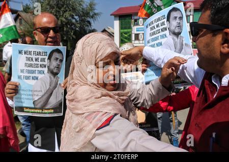 Srinagar, Indien. Oktober 2023. 6. Oktober 2023, Srinagar Kashmir, Indien: Die indische Polizei versucht, Mitglieder des Jammu und des Pradesh Congress Committee (JKPCC) während eines Protestes in Srinagar zu stoppen. Die Kaschmir-Einheit des Indischen Nationalkongresses protestierte gegen die regierende Bharatiya Janata-Partei, weil sie ein Bild des führenden Kongressführers Rahul Gandhi als Ravana veröffentlicht hatte, ein Dämon nach der hinduistischen Mythologie. Am 6. Oktober 2023 in Srinagar Kaschmir, Indien. (Foto Von Firdous Nazir/Eyepix Group) Credit: Eyepix Group/Alamy Live News Stockfoto